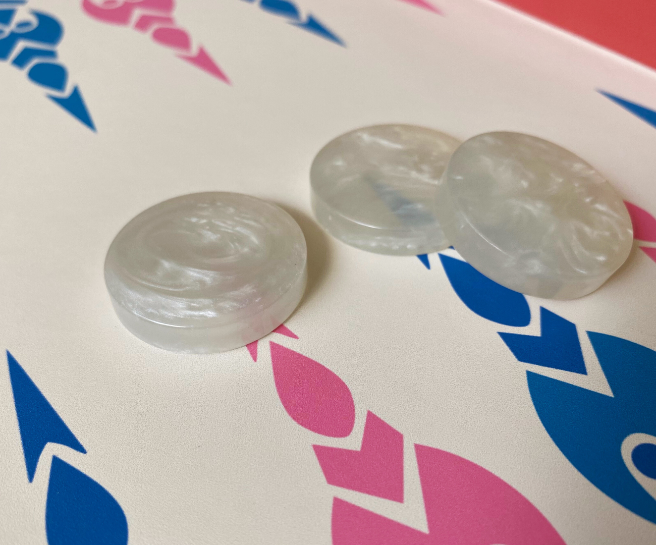 15 Happy White Checkers Set